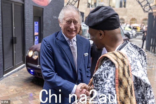 这位 74 岁的皇室成员在开始订婚时受到了有节奏的鼓声欢迎,他停下来时面带微笑pp 与音乐家交谈