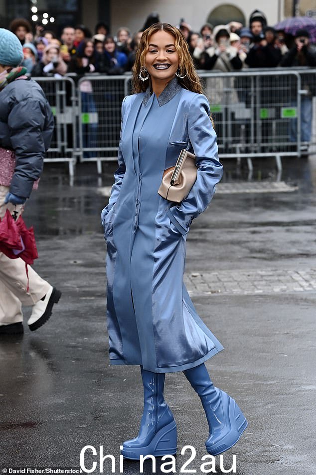时尚:Rita Ora 穿着一件带领子的蓝色拉链连衣裙看起来很别致