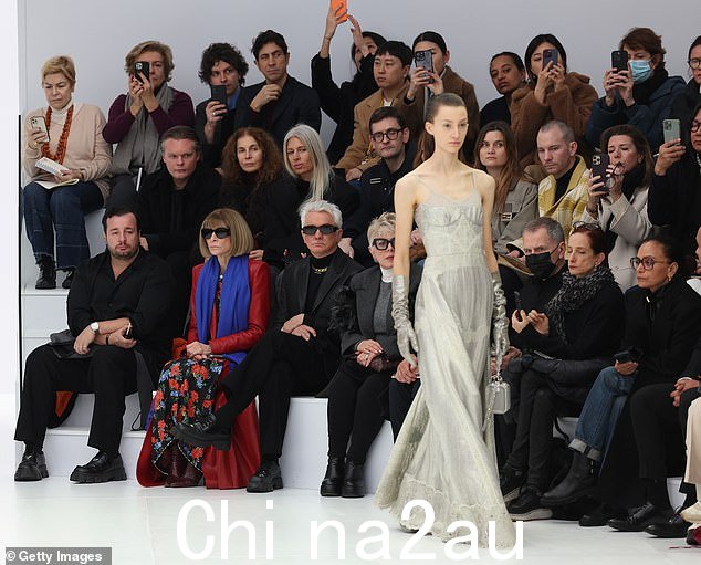 前排:Anna Wintour、Baz Luhrmann 和 Catherine Martin 观看秀场展开