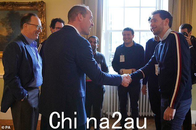 威尔士亲王(图中握手)在静修处度过了一个下午