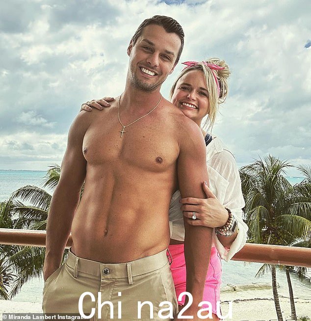 情侣目标:米兰达兰伯特和布伦丹麦克劳林周四庆祝结婚四年