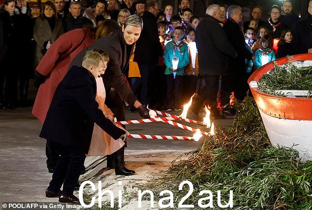 Charlene 密切注视着她的孩子,以确保他们在 t 期间的安全he symbolic moment