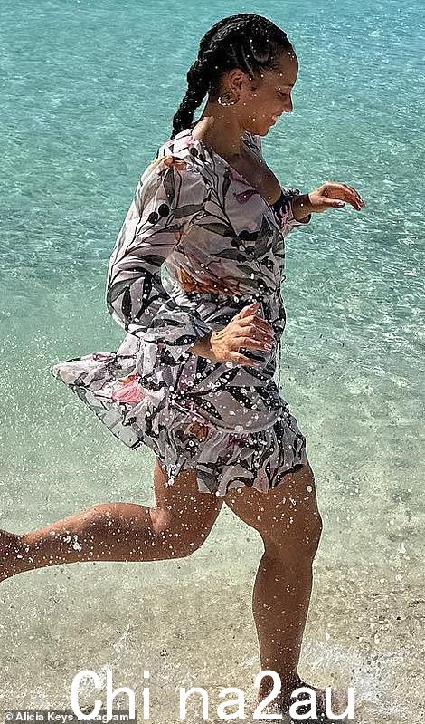 狂奔:然后海妖在白色沙滩的浅水区奔跑