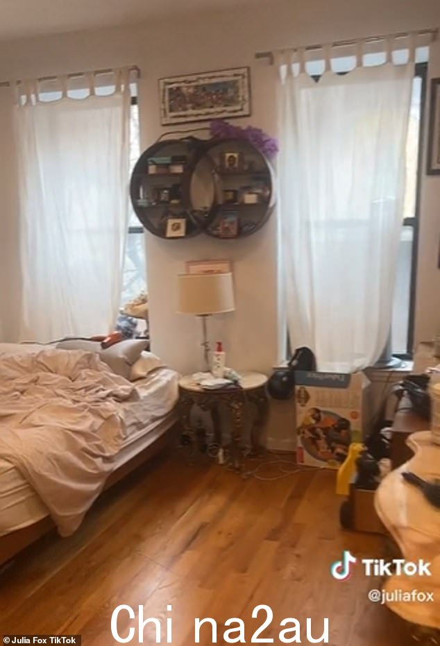 Bed in the lounge: 这是在 Julia 之后,她的前 Kanye West 最近与 Bianca Censori 结婚了 - 滑稽地称她的两居室住宅为'underwhelming' class=