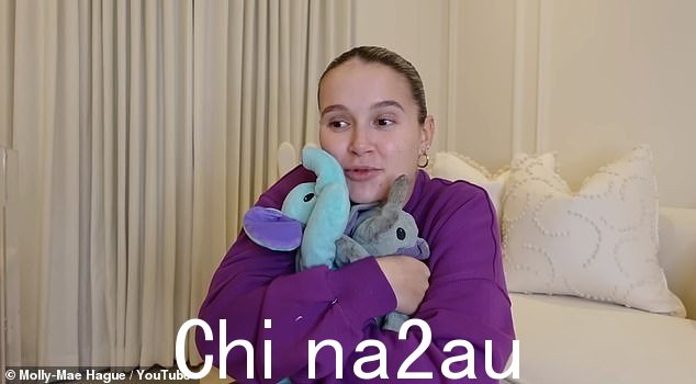 双胞胎!在视频的结尾,她透露了她不需要给她的 Ellie-Belly 的原因之一是因为她有自己的相同毛绒玩具