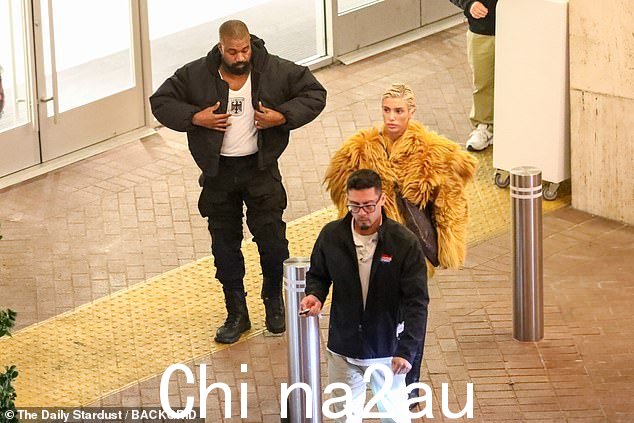 着装:这位明星在他一天的生活中展示了他衬衫上的标志