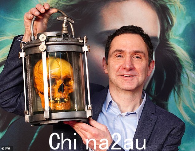 Novellist:根据乔纳森·斯特劳德的小说改编的系列概要,照片在地毯上,上面写着:'一家小型初创公司,由两个十几岁的男孩和一个精神超凡的人经营天才少女,注定要解开谜团的叛逆三人组