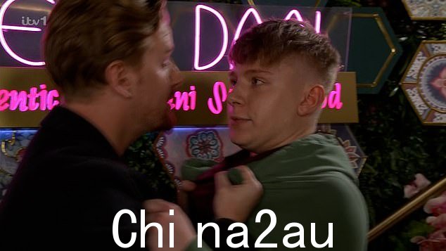 愤怒:但是,Gary Windass (Mikey North) 阻止 Max 进入活动现场,抓住他的套头衫并说人们不想‘想要他来这里’
