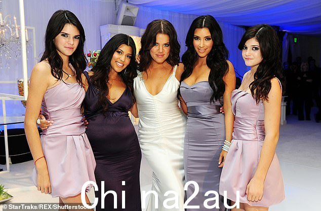 女孩们:从左起,Kendall、Kourtney、Khloe、Kim 和 Kylie 在 2009 年 Khloe 与 Lamar Odom 的婚礼上