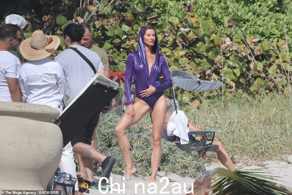 Leggy:这位明星穿着紧身泳衣摆姿势时闪现她健美的身材