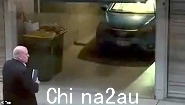 探长布伦丹史密斯周四晚上告诉记者,警方一直在布里斯班北部温莎郊区的一个单元街区的车库里寻找蓝色本田爵士汽车中发现了一具尸体(如图)