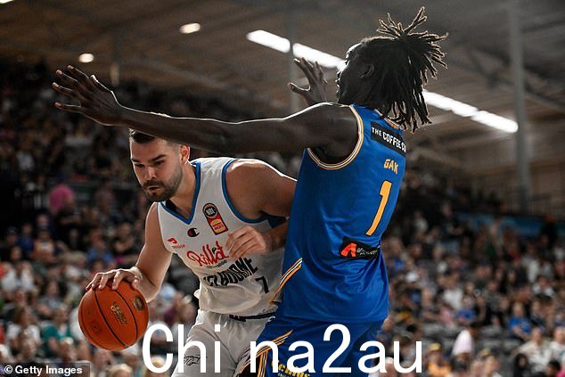 Isaac Humphries 试图超越布里斯班子弹队球员 Gorjak Gak。他是 NBL 第一个公开的同性恋球员