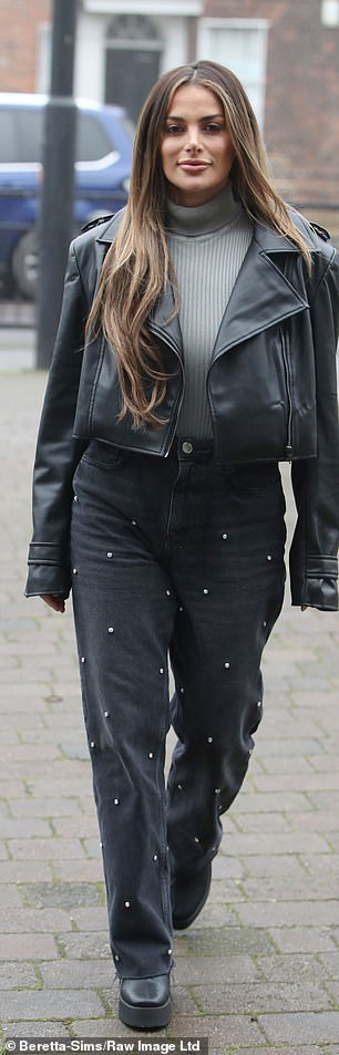 Double denim: Courtney Green 穿着双层牛仔拍摄