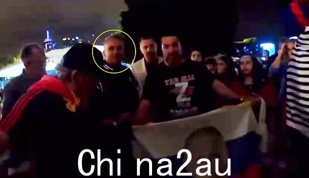 Novak Djokovic 的父亲 Srdjan 在比赛中也出现在带有俄罗斯国旗的镜头中
