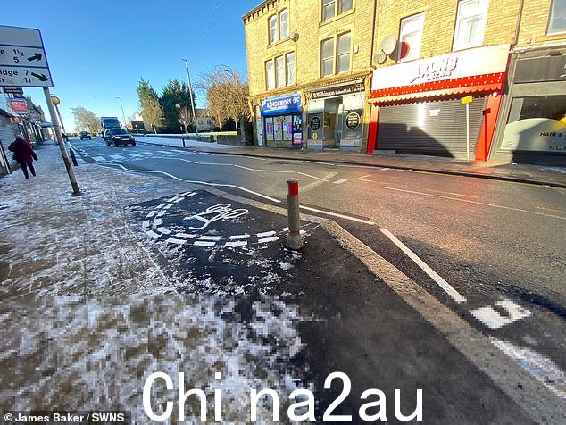 Calderdale Council 还让他们的工人在哈利法克斯的 Kings Cross Road 上画了一条“令人困惑”的自行车道,大约 8 英尺