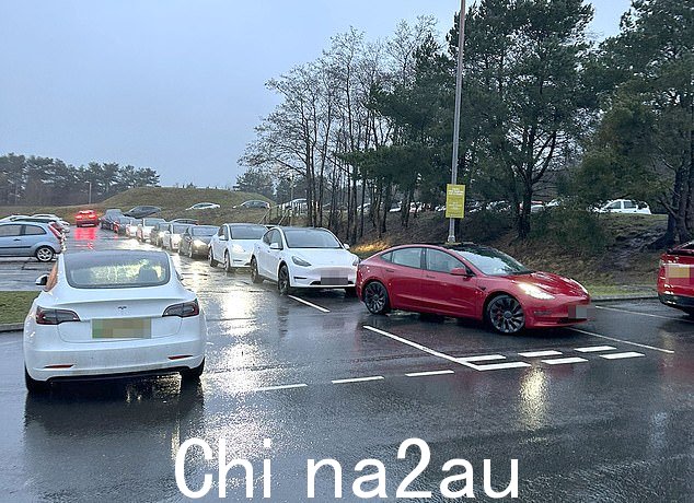 停顿:司机在坎布里亚服务站排队为汽车充电
