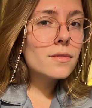 Oleksandra Kurshynova 在袭击中。他们与 Hall 一起工作