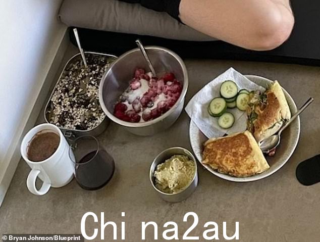 约翰逊声称通过严格的纯素饮食每天摄入准确的 1,977 卡路里热量,确保他的体脂水平保持在 5% 到 6% 之间ent