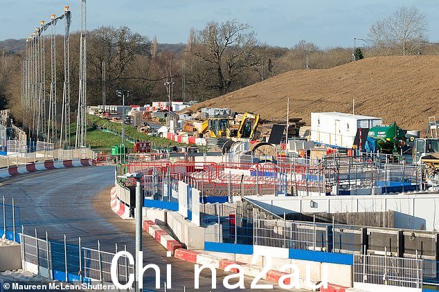 政府拒绝证实英国估计耗资 1060 亿英镑的高速铁路项目将到达位于尤斯顿的伦敦市中心终点站,此前有报道称该项目可能会被推迟或废弃。图为:HS2 West Ruislip Portal 建筑工地