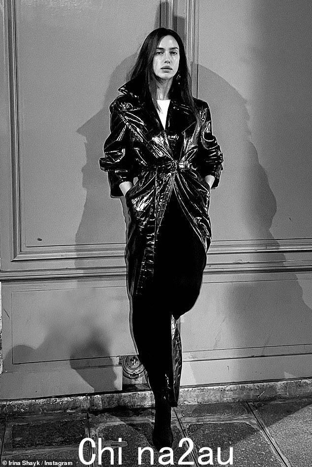 整套装备:Irina 还分享了一张黑白照片,展示了她的整套装备,并感谢 Alaïa