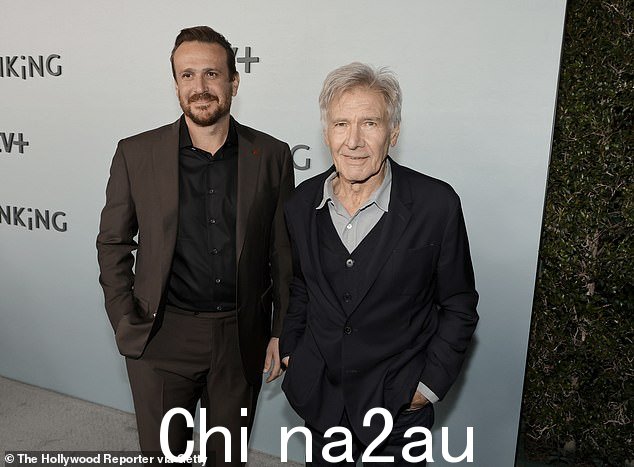 Jason 的造型:Segel 在棕色西装外套下穿着黑色正装衬衫,搭配配套的裤子和闪亮的棕色正装鞋