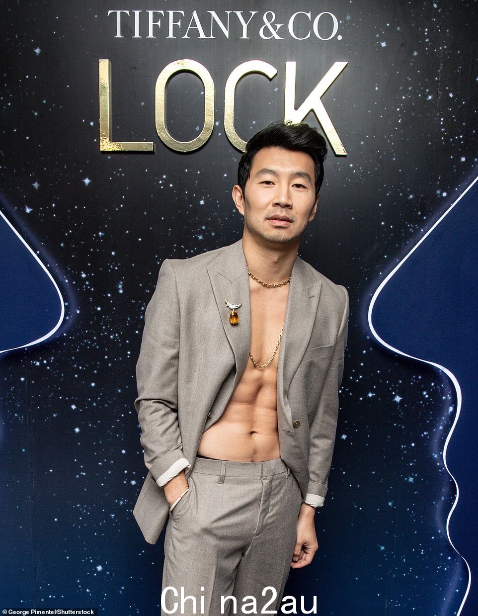 Chiseled:33 岁的 Simu Liu 展示了他时尚的灰色无上衣轮廓分明的躯干