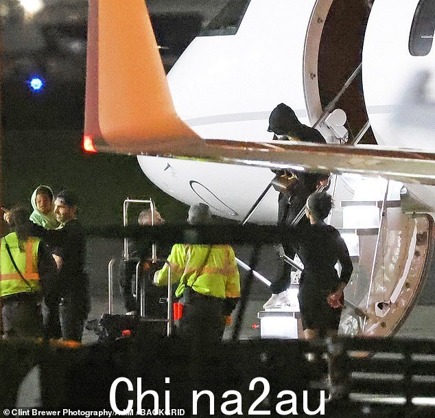 舒适:格莱美奖得主在空中旅行时看起来很舒服,穿着黑色拉链毛衣和配套的黑色运动裤