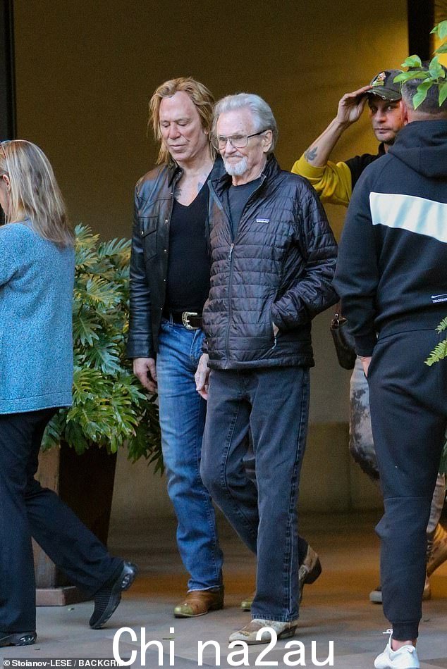 郊游:Mickey Rourke 戴着长长的金色假发,周四在贝弗利山的四季酒店与 Kris Kristofferson 共进午餐