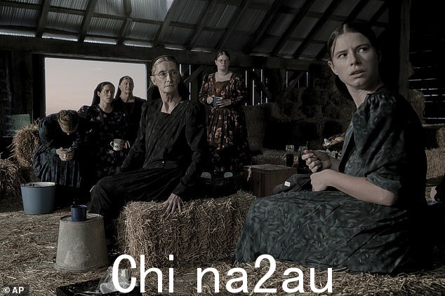 仅限邀请:她后来透露大量的 Women Talking 演员不确定他们中的哪一位将被邀请参加 3 月的奥斯卡颁奖典礼(从左到右)鲁尼玛拉、克莱尔福伊、朱迪思艾维、希拉麦卡锡、米歇尔麦克劳德和杰西巴克利
