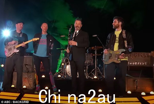 标志性:在与 Coldplay 一起表演后,Kimmel 在节目结束时感谢所有出现的人,然后才冷落。他说:“我想向马特达蒙道歉,我们没时间陪他了”