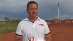 天空新闻澳大利亚北领地记者马特坎宁安在现场直播中对爱丽丝泉暴力事件的情绪反应