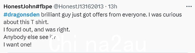 许多观看该节目的人都对这件 T 恤很感兴趣,在其他人透露它是国际象棋棋步 The Queen's Gambit 的开局符号之前
