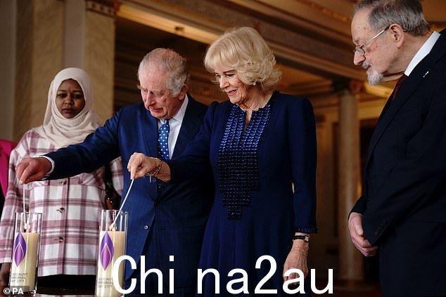 74 岁的 Charles 和 75 岁的 Camilla 与 Martin Stern 博士和 Amouna Adam 一起点燃蜡烛纪念种族灭绝的受害者