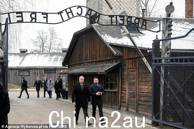 美国二先生道格拉斯·埃姆霍夫出席1月在波兰奥斯威辛举行的奥斯威辛-比克瑙死亡集中营解放78周年纪念活动27, 2023