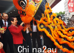悉尼市长和华裔市议员现身唐人街向华人社区派发红包（视频/照片）