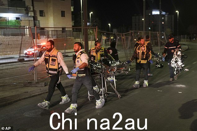 扎卡救援队成员和耶路撒冷一座犹太教堂附近发生枪击事件后,救援队撤离一具尸体