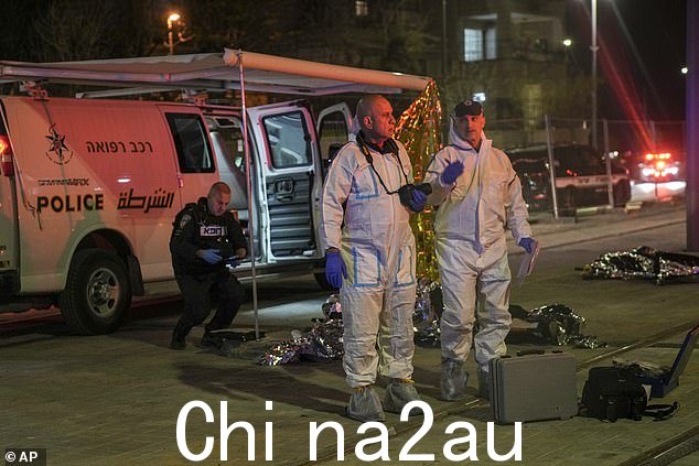 2023 年 1 月 27 日,星期五,耶路撒冷一座犹太教堂附近枪击案受害者的法医工作