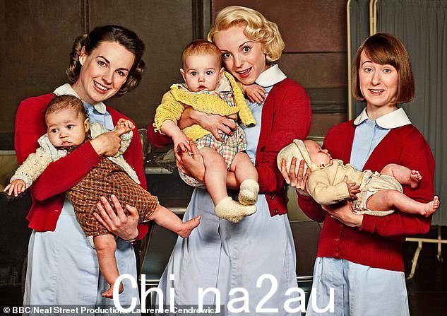 Helen 在 Call The Midwife 中饰演 Trixie(中)。这个角色将嫁给英俊、富有和体贴的 Matthew Aylward
