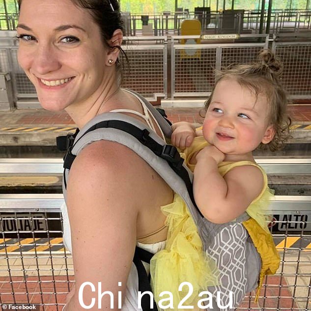 Lindsay,与婴儿时期的 Cora 合影,是麻省总医院的助产士