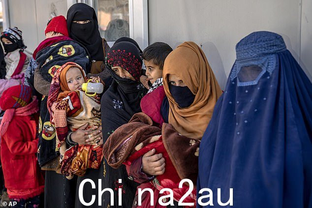 图:2023 年 1 月 26 日,世界粮食计划署在阿富汗喀布尔开办的一家诊所,母亲和患有营养不良的婴儿等待接受帮助和检查