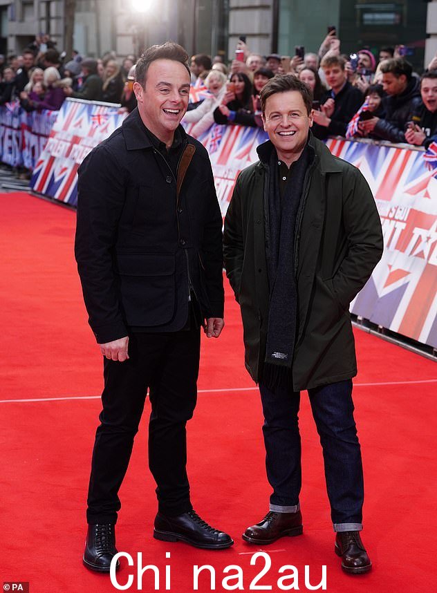 两个同类:主持人 Anthony McPartlin(左)和 Declan Donnelly 也在红地毯上并合影留念