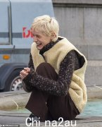艾玛·科林 (Emma Corrin) 在特拉法加广场摆姿势拍照时被逗得咯咯笑