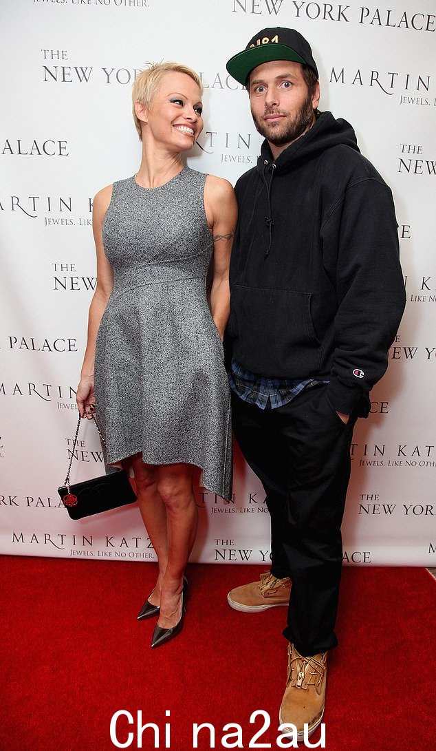 结过两次婚:Anderson 与 Rick Salomon 结过两次婚,第一次是在 2007 年,2008 年宣告无效,2014 年再次结婚,次年离婚(如图 2013 年)