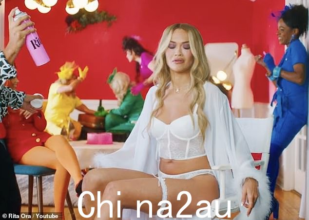 Saucy:她的丝绸晨衣打开,露出令人惊叹的身材,因为她穿着健美的腿和吊袜带