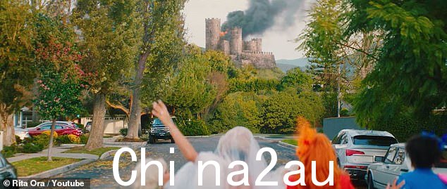 毁了:然而,在 Bridezilla 终于准备好前往教堂后,他们看到远处的场地吞没了天际线,大日子毁了