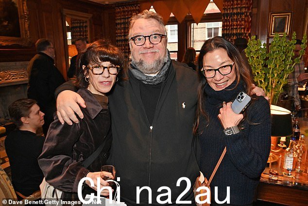 荣誉奖:Guillermo,58 岁,最近发布了新改编的木偶奇遇记,他穿着黑色运动服套装与 Michelle 和 Sally Hawkins 合影,剪裁出随意的身材