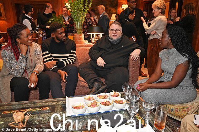奢侈风流韵事:Guillermo 与 Teanne Andrews、Anthony Andrews 和 Akua Gyamfi 聊天,他们在活动中享用小吃和饮料