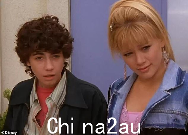 许多观众觉得 Lizzie 和 Gordo - 由 Hilary Duff 和 Adam Lamberg 扮演 - 在 Lizzie McGuire 中非常适合彼此 - 他们应该不仅仅是朋友