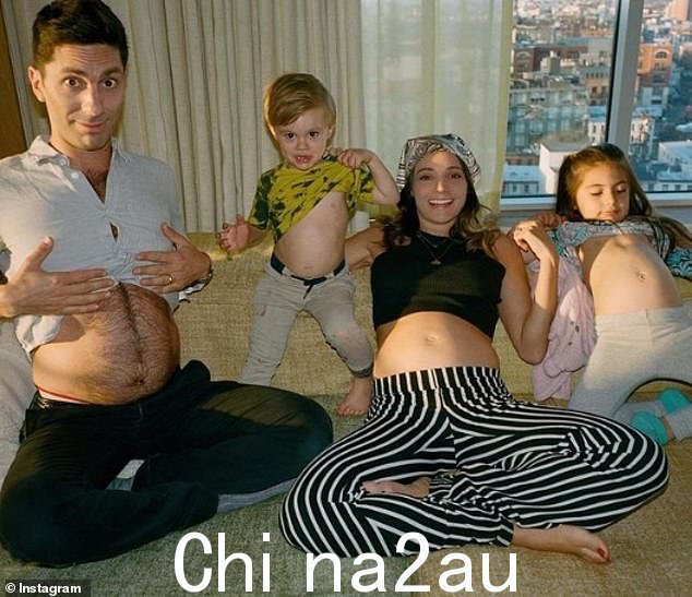肚子时间:这对夫妇在 2021 年迎来了他们的第三个孩子 Cy;在 Nev 的 Instagram 上看到的一家人