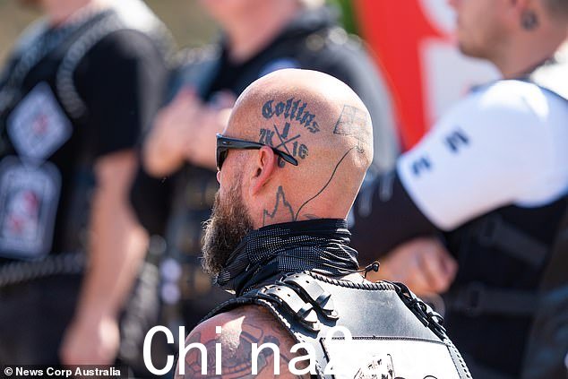 一个头上有纹身的秃头 Finks bikie 在 g 中被发现为全国跑步而聚集的团队